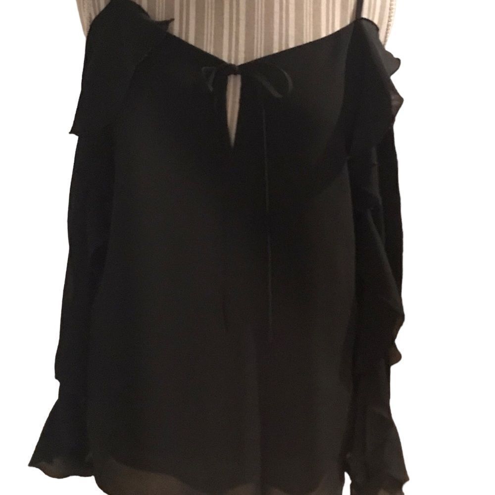 Karen Kane size XL cut away shoulders blouse perfect condition
